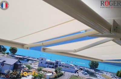 Stores de balcon sur mesure avec motorisation Somfy et toile Dickson – Projet en Savoie