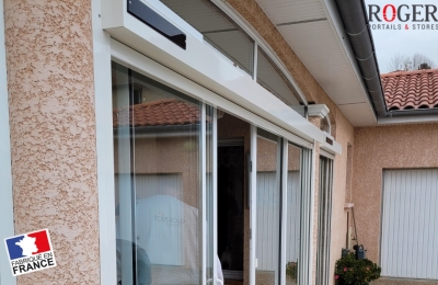 Installation de Stores Coffre Zip Solaires Somfy sur Mesure à Crémieu – Expertise et Fabrication Française en Nord Isère