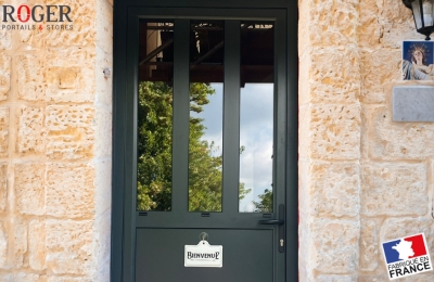Réalisation d’une porte d’entrée aluminium sur mesure à Bourgoin-Jallieu : performance, design et savoir-faire français