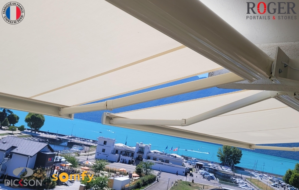 Stores de balcon sur mesure avec motorisation Somfy et toile Dickson – Projet en Savoie