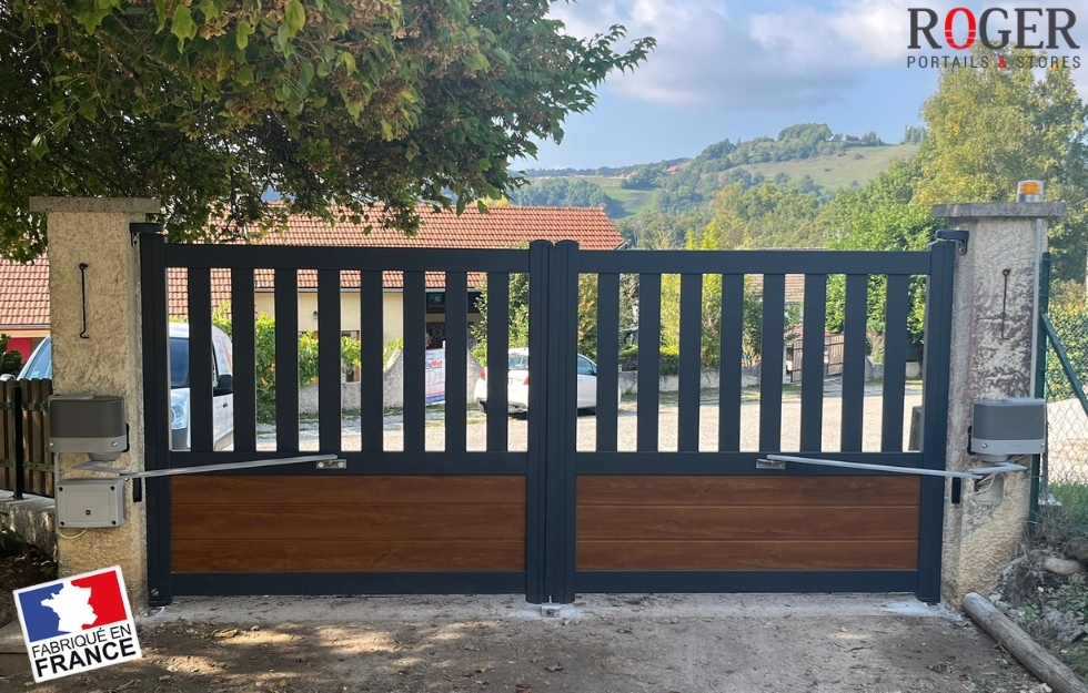 Portail Alu 2 Vantaux Motorisé Somfy à Bourgoin-Jallieu – Modèle VESUVE Gamme Prestige Effet Bois Chêne Doré