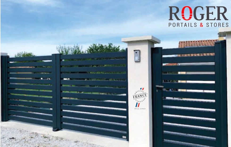 Portail aluminium droit à battant 2 vantaux semi ajourés et son portillon assorti sur mesure
