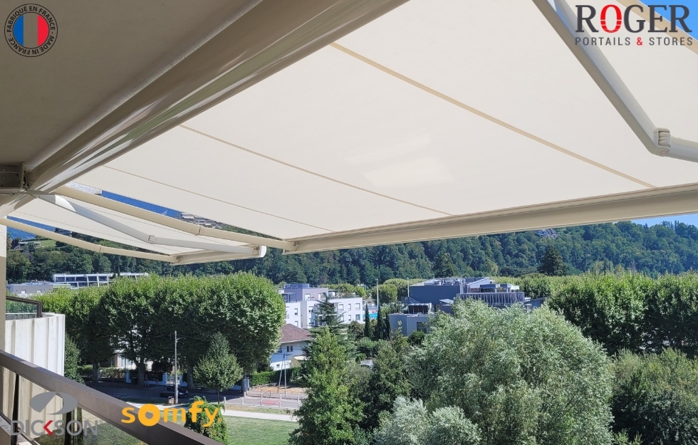 Stores de balcon sur mesure avec motorisation Somfy et toile Dickson – Projet en Savoie