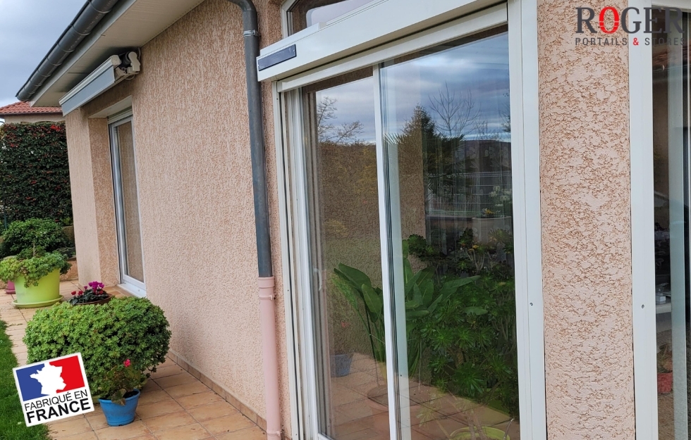 Installation de Stores Coffre Zip Solaires Somfy sur Mesure à Crémieu – Expertise et Fabrication Française en Nord Isère