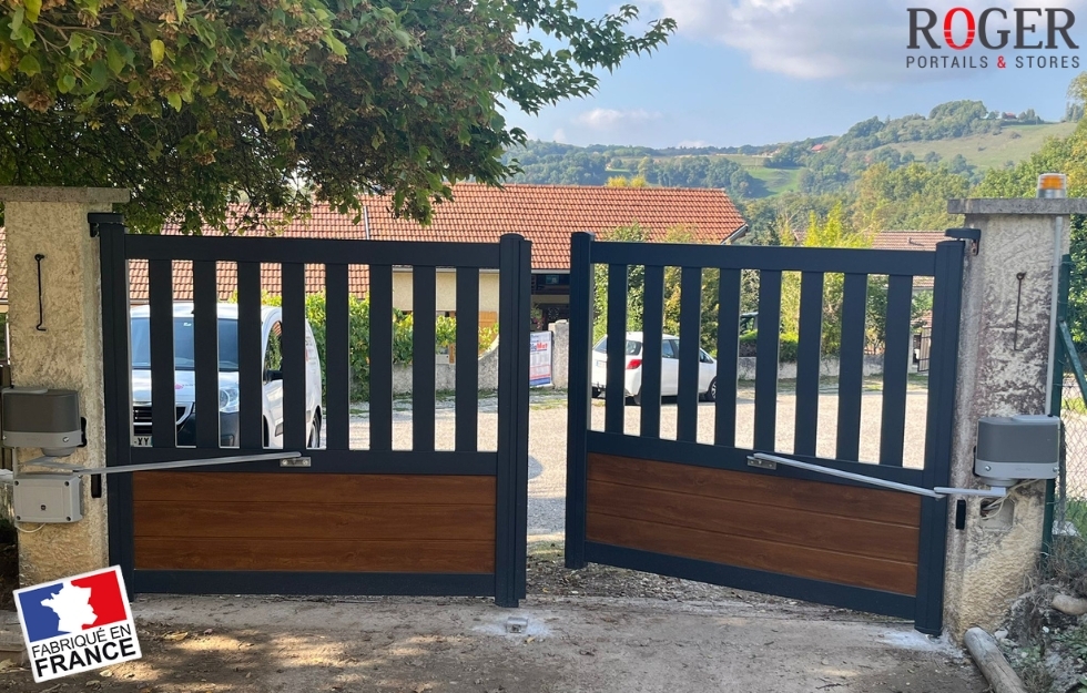 Portail Alu 2 Vantaux Motorisé Somfy à Bourgoin-Jallieu – Modèle VESUVE Gamme Prestige Effet Bois Chêne Doré
