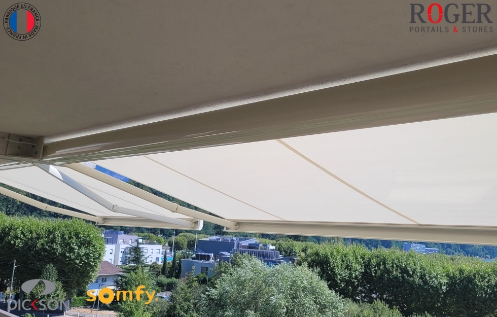 Stores de balcon sur mesure avec motorisation Somfy et toile Dickson – Projet en Savoie
