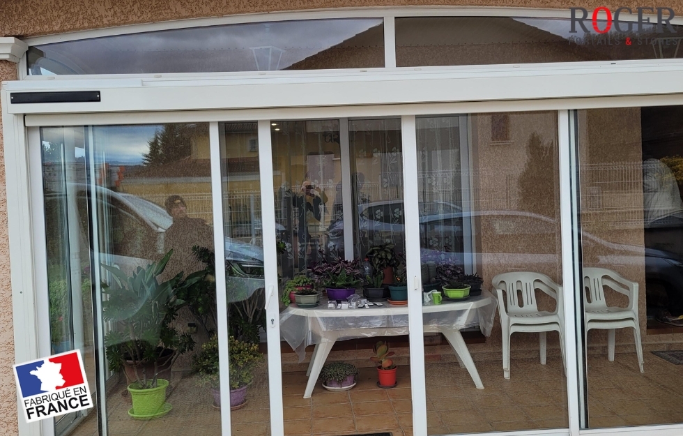 Installation de Stores Coffre Zip Solaires Somfy sur Mesure à Crémieu – Expertise et Fabrication Française en Nord Isère