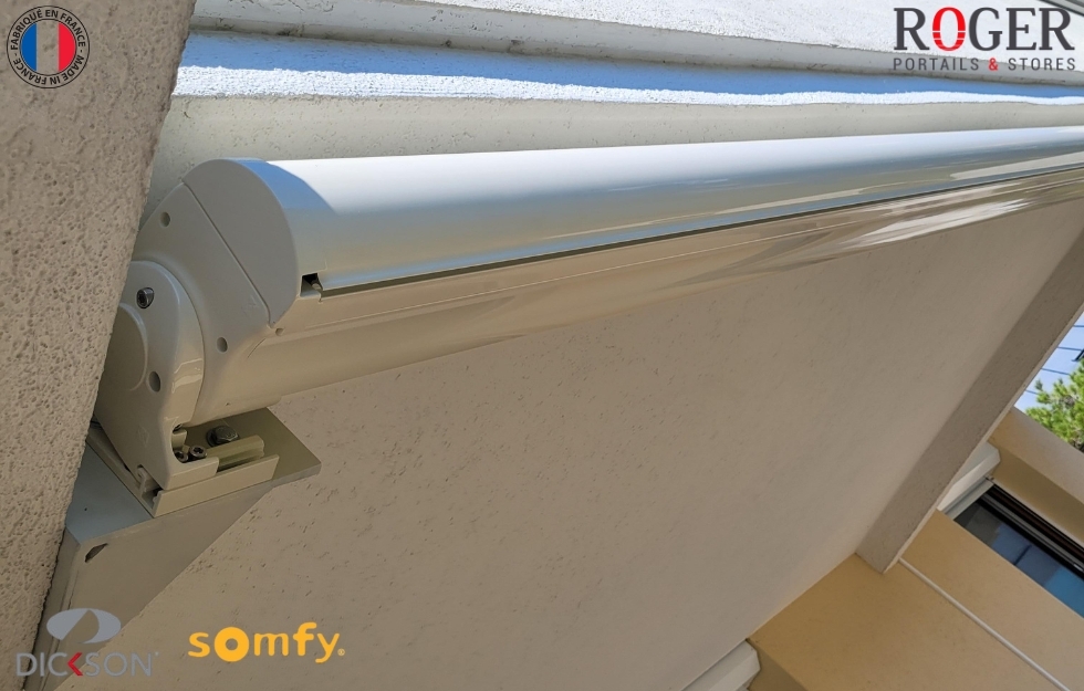 Stores de balcon sur mesure avec motorisation Somfy et toile Dickson – Projet en Savoie