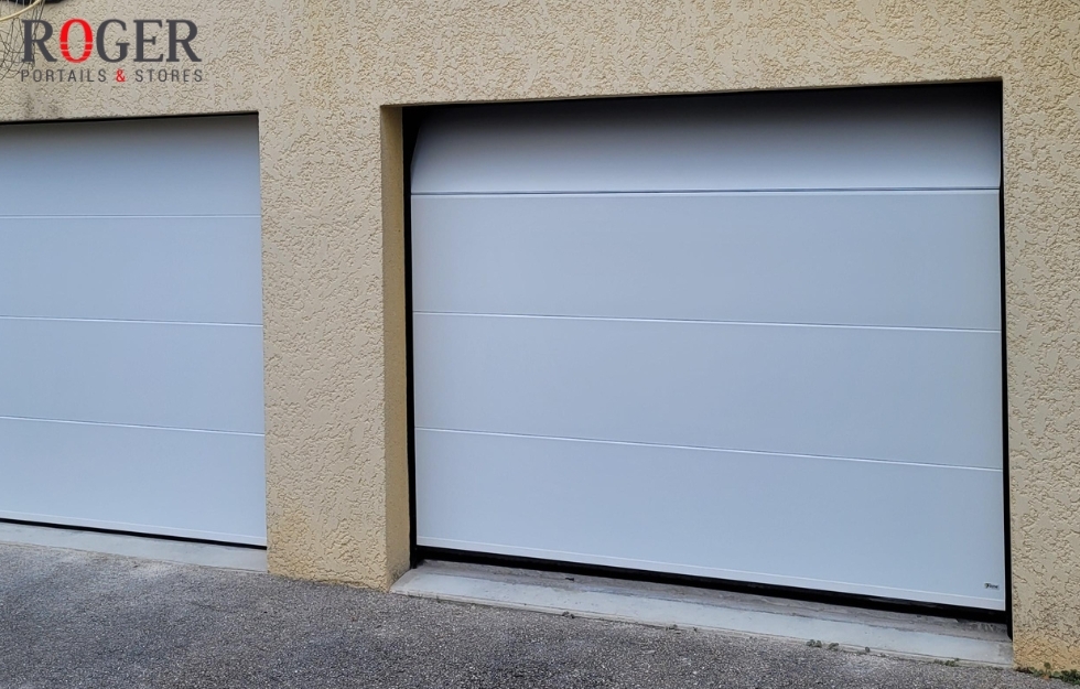 Porte de garage sectionnelle blanc satiné motorisée Somfy à la Tour du Pin (38110)